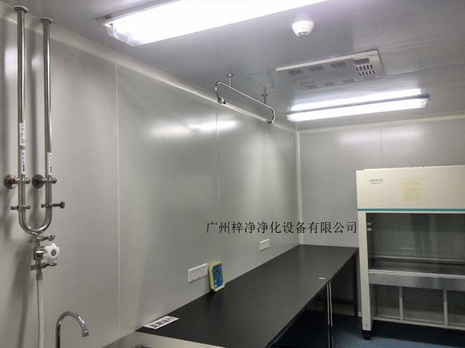 建造和使用潔凈室能有效減少室內(nèi)誘入、產(chǎn)生及滯留粒子。