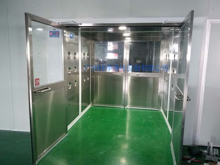 雙開門貨淋室前門打開,后門緊鎖 防止?jié)崈羰遗c非潔凈室空氣對(duì)流。